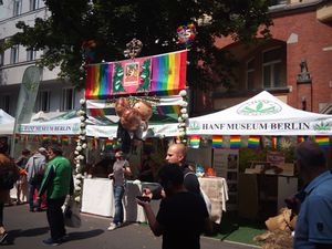 Gemeinsamer Infostand der Hanfparade, des Hanf Museums und der Berliner Ortsgruppe des Deutschen Hanfverbandes auf dem Motzstraßenfest 2017