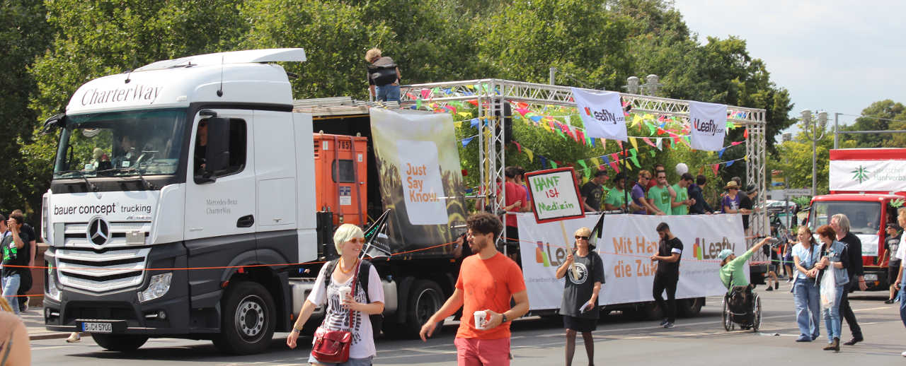 Ein Paradewagen auf der Hanfparade