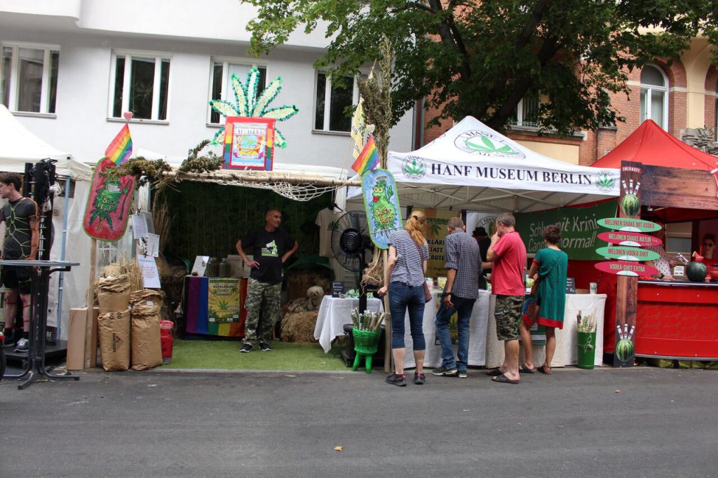 Gemeinsamer Infostand der Hanfparade, des Hanf Museums und des DHV am Lesbisch-schwulen Stadtfest in Berlin 2018